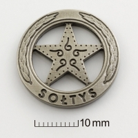 znaczek pins odlany ze stopu precyzyjnego; wykończenie w kolorze patynowanego srebra
