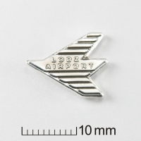 znaczek pins tłoczony z mosiądzu; wykończenie przez srebrzenie; powierzchnia przyciemniona lakierem
