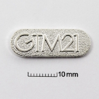znaczek pins tłoczony z mosiądzu; wykończenie przez srebrzenie do połysku