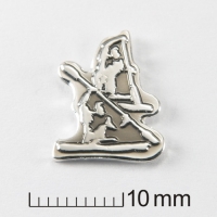 znaczek pins tłoczony z mosiądzu; wykończenie przez srebrzenie na połysk; powierzchnia pokryta lakierem przyciemniającym