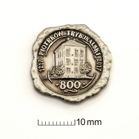 znaczek pins tłoczony z alpaki; wykończenie przez patynowanie; znaczek wykonany dla Miasta Piotrków Trybunalski