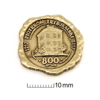 znaczek pins tłoczony z mosiądzu; wykończenie przez patynowanie; znaczek wykonany dla Miasta Piotrków Trybunalski