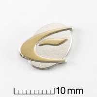 znaczek pins tłoczony z mosiądzu; wykończenie przez srebrzenie; część powierzchni srebrzonej polerowana do mosiądzu