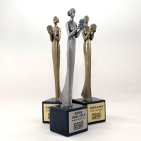 statuetki odlane z mosiądzu oraz statuetka z mosiądzu srebrzonego; podstawa czarny granit; statuetki wykonane dla Fundacji Anny Wierskiej 'Dar Szpiku'