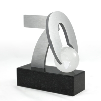 statuetka wykonana z aluminium szczotkowanego; szklana kula; podstawa czarny granit; statuetka wykonana na zlecenie Zakładów Azotowych Chorzów S.A.