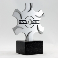 statuetka wykonana z aluminium szczotkowanego; napis grawerowany mechanicznie; podstawa czarny granit