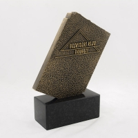 statuetka wykonana z materiałów syntetycznych; wykończenie w kolorze patynowanego mosiądzu; podstawa czarny granit