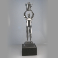 statuetka wykonana z materiałów syntetycznych; wykończenie w kolorze srebra półmatowego; podstawa z czarnego granitu