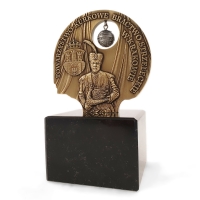 statuetka odlana z metalu; wykończenie w kolorze mosiądzu patynowanego; podstawa czarny granit