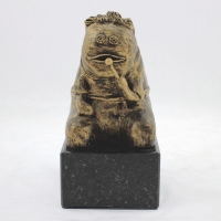 statuetka odlana z materiałów syntetycznych; wykończenie w kolorze patynowanego mosiądzu; podstawa czarny granit