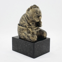 statuetka odlana z materiałów syntetycznych; wykończenie w kolorze patynowanego mosiądzu; podstawa czarny granit