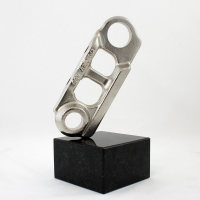 statuetka wykonana z wykorzystaniem elementu produkowanego przez klienta; podstawa czarny granit