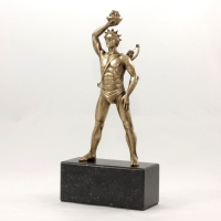 statuetka odlana z mosiądzu; podstawa czarny granit; statuetka wykonana dla sieci kin Helios