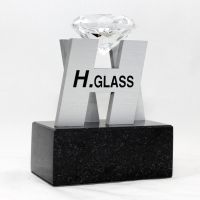 statuetka wykonana z aluminium szczotkowanego; szklany 'diament'; podstawa czarny granit