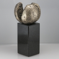 statuetka odlewana z mosiądzu; podstawa z czarnego granitu