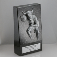 statuetka wykonana z materiałów kompozytowych; wykończenie w kolorze patynowanego srebra; podstawa z czarnego granitu