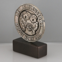statuetka odlewana w formie medalu; wykończenie w kolorze patynowanego srebra; podstawa odlew żeliwny pokryty lakierem proszkowym