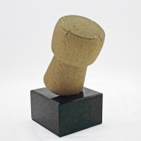 statuetka wykonana z drewna egzotycznego; podstawa czarny granit