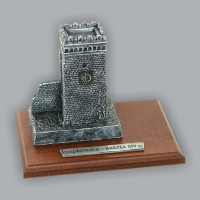 statuetka odlana z materiałów syntetycznych; wykończenie w kolorze patynowanego srebra; podstawa MDF
