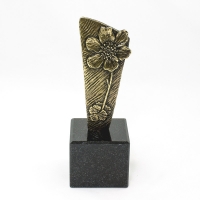 statuetka odlana z metalu; wykończenie w kolorze patynowanego mosiądzu; podstawa czarny granit