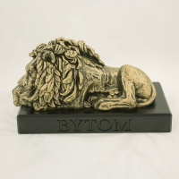 statuetka odlana z materiałów syntetycznych; wykończenie w kolorze patynowanego mosiądzu