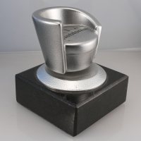 statuetka wykonana w technologii łączonej; odlew z materiałów syntetycznych; odlew z metalu; wykończenie w kolorze srebra półmatowego; podstawa czarny granit