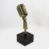 Statuetka mikrofon wykonana na potrzeby konkursu ZAGRAJ Z LADY PANK W LONDYNIE. Statuetka odlana z mosiądzu, wysokość statuetki ok.30 cm, podstawa czarny granit.