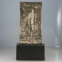 statuetka odlana z mosiądzu; podstawa czarny granit