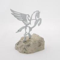 statuetka wykonana ze stali; podstawa syntetyczny piaskowiec