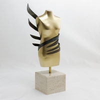 Złoty Manekin. Statuetka odlana z mosiądzu, podstawa marmur breccia. Statuetka stworzona na potrzeby międzynarodowych targów mody Ptak Expo organizowanych na terenie Ptak Fashion City