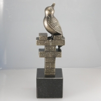 statuetka odlana z mosiądzu; podstawa czarny granit