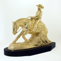 statuetka odlana z materiałów syntetycznych; pokryta złotem płatkowym; podstawa drewniana