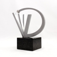okolicznościowa statuetka wykonana z aluminium; podstawa z czarnego granitu