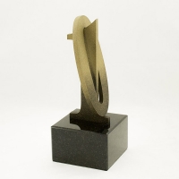 statuetka wykonana z mosiądzu; powierzchnia o fakturze piaskowania z płynnym przejściem patynowania od ciemnego na dole do jasnego na górze; podstawa czarny granit; wysokość 23 cm