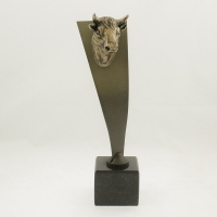 statuetka wykonana z mosiądzu; podstawa czarny granit; wysokość 32 cm