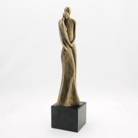 statuetka odlewana z materiałów syntetycznych; wykończenie w kolorze patynowanego mosiądzu; podstawa czarny granit; wysokość ok. 29 cm