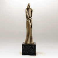 statuetka odlewana z mosiądzu; podstawa czarny granit; wysokość ok. 29 cm