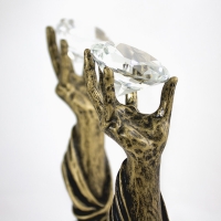 statuetka odlana z materiałów syntetycznych; wykończenie w kolorze patynowanego mosiądzu; szklany 'diament'; podstawa czarny granit; wysokość statuetki Cristallum ok. 36 cm; wysokość statuetki Cristallum mini ok. 24 cm