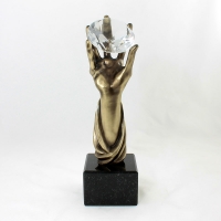 statuetka wykonana z mosiądzu; szklany 'diament'; podstawa czarny granit; wysokość ok. 36 cm