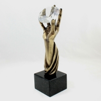 statuetka wykonana z mosiądzu; szklany 'diament'; podstawa czarny granit; wysokość ok. 36 cm