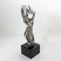 statuetka wykonana z mosiądzu; srebrzona; szklany 'diament'; podstawa czarny granit; wysokość ok. 36 cm