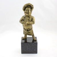 statuetka odlewana z materiałów syntetycznych; wykończenie w kolorze patynowanego mosiądzu; podstawa czarny granit; wysokość ok.26 cm
