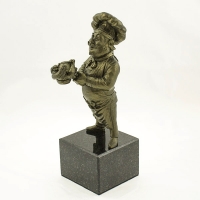 statuetka odlewana z materiałów syntetycznych; wykończenie w kolorze brązu; podstawa czarny granit; wysokość ok. 26 cm
