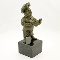 statuetka odlewana z materiałów syntetycznych; wykończenie w kolorze brązu; podstawa czarny granit; wysokość ok. 26 cm