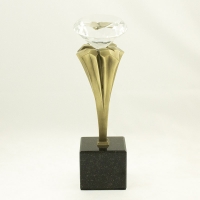 statuetka odlana z mosiądzu; szklany 'diament'; wysokość 25 cm