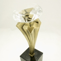 statuetka odlana z mosiądzu; szklany 'diament'; wysokość 25 cm