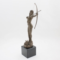 statuetka odlewana z materiałów syntetycznych; wykończenie w kolorze brązu; podstawa czarny granit; wysokość ok. 33 cm