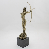 statuetka odlewana z materiałów syntetycznych; wykończenie w kolorze patynowanego mosiądzu; podstawa czarny granit; wysokość ok.33 cm