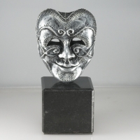 statuetka odlana z materiałów syntetycznych; wykończenie w kolorze patynowanego srebra; wysokość 15 cm