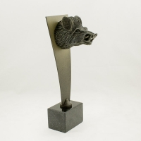 statuetka wykonana w technologii mieszanej; podstawa czarny granit; wysokość 32 cm